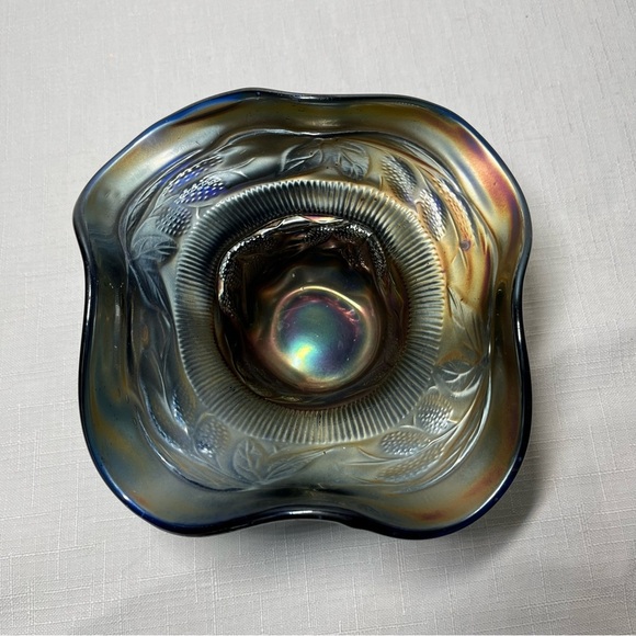 Vintage Unmarked FENTON Blackberry Spray Ruffled Hat Vase, Cobalt Blue Base - Picture 3 of 5